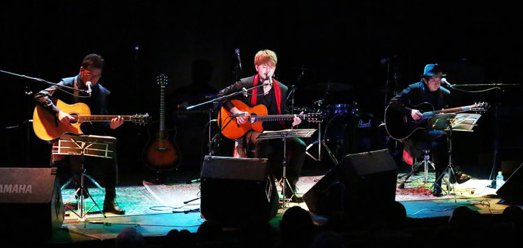 《安全地帯》のギタリスト矢萩氏、武沢氏の2人とシンガーソングライター星野氏とで結成したEZOへの衣装を着物で製作